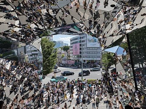 Street crowd reflecting in the polyhedral mirrors of the station Tokyu Plaza Omotesando, Harajuku, Tokyo, Japan — travel photo of Tokyo, Japan