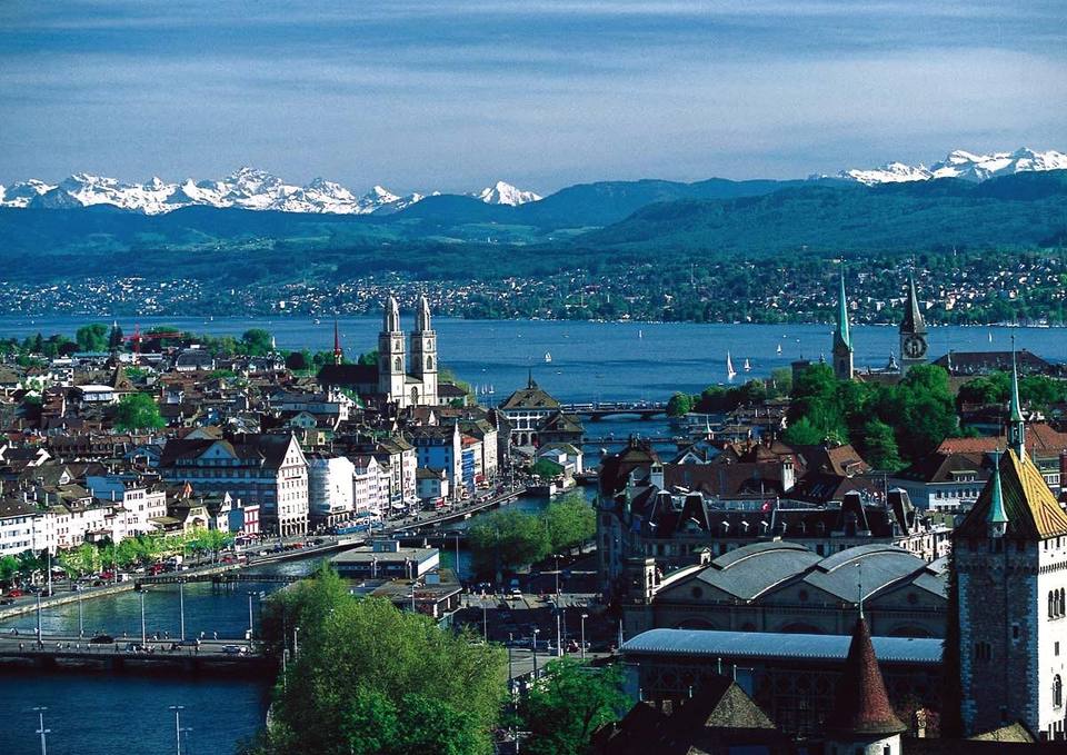 Panoramablick auf die Altstadt von Zürich und den Zürichsee — travel photo of Altstadt, Zurich