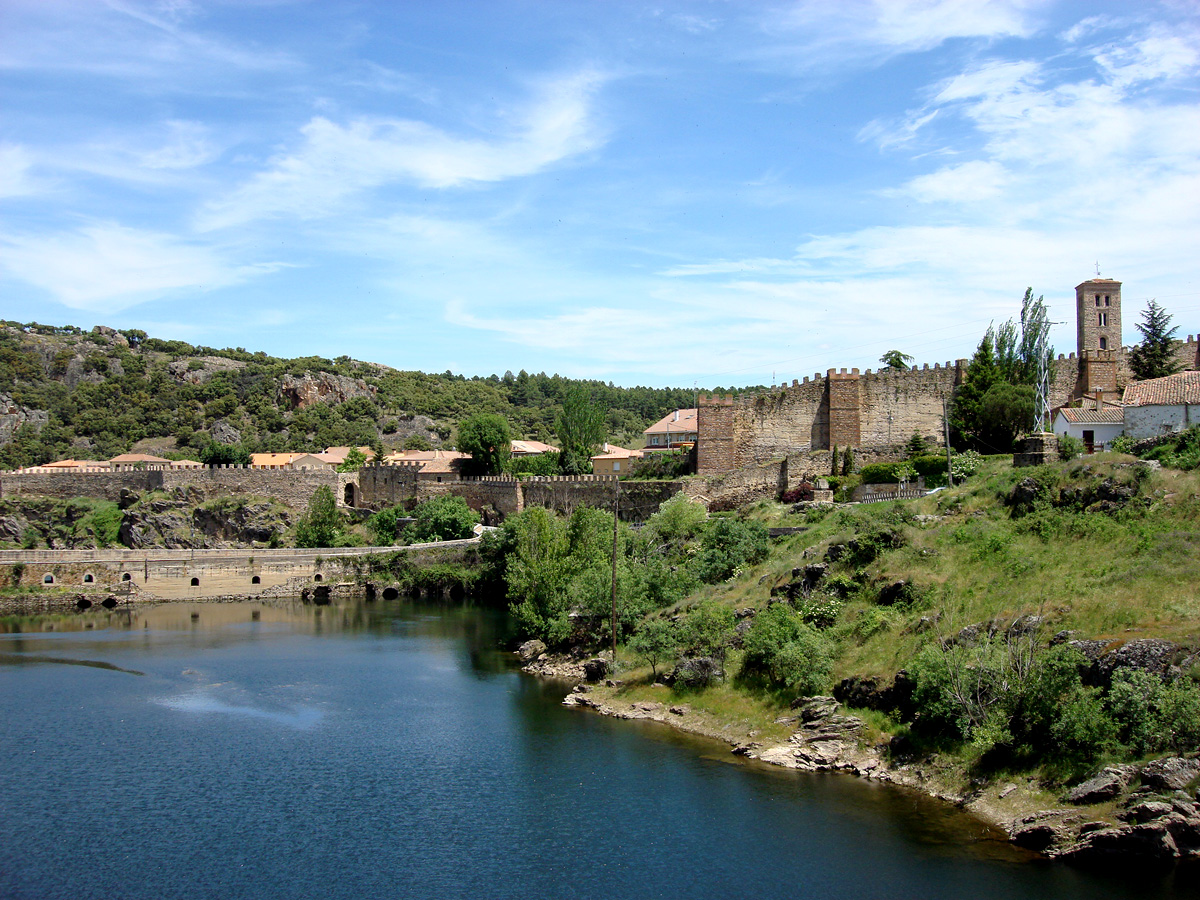 Recinto amurallado y Puente Viejo de Buitrago — travel photo of Recinto amurallado, Buitrago del Lozoya