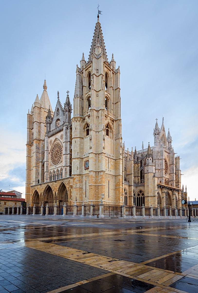 Catedral Gótica de León — travel photo of León