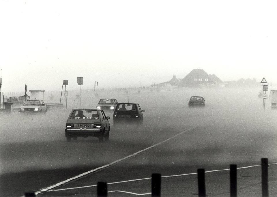 Zandstorm op de Boulevard in Bloemendaal aan Zee, windkracht . Aangekocht in van United Photos de Boer bv. - Negatiefnummer k . - Gepubliceerd in het Haarlems Dagblad van - - . Id — travel photo of Bloemendaal aan Zee, Haarlem & Zandvoort