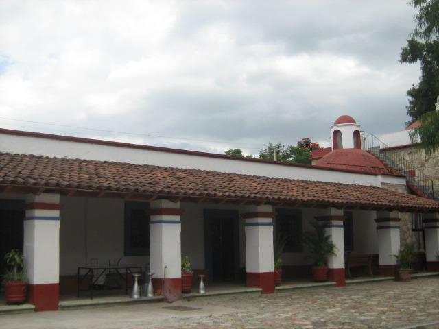 A un lado de la iglesia de Santa María del Tule. — travel photo of Santa María del Tule