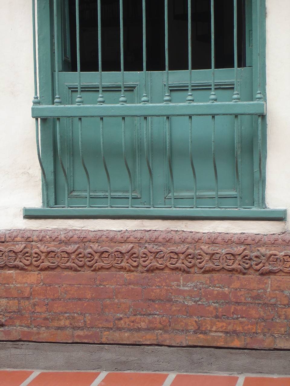 Detalle del zócalo, Casa Colonial en adobe, Calle 6ª 4 — travel photo of Zócalo, Centro Histórico