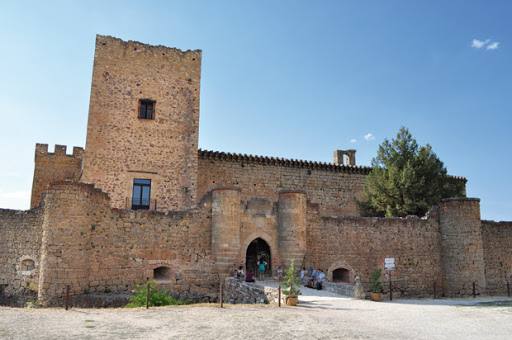 Vista de la fachada principal del castillo de Pedraza — travel photo of Pedraza