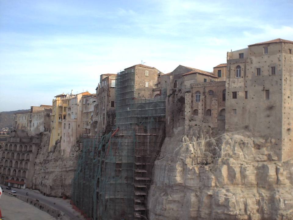 Palaces of the old town of Tropea perched on a Cliff overlooking the beach below - Province of Vibo Valentia, Calabria, Italy — travel photo of Vibo Valentia, Tropea