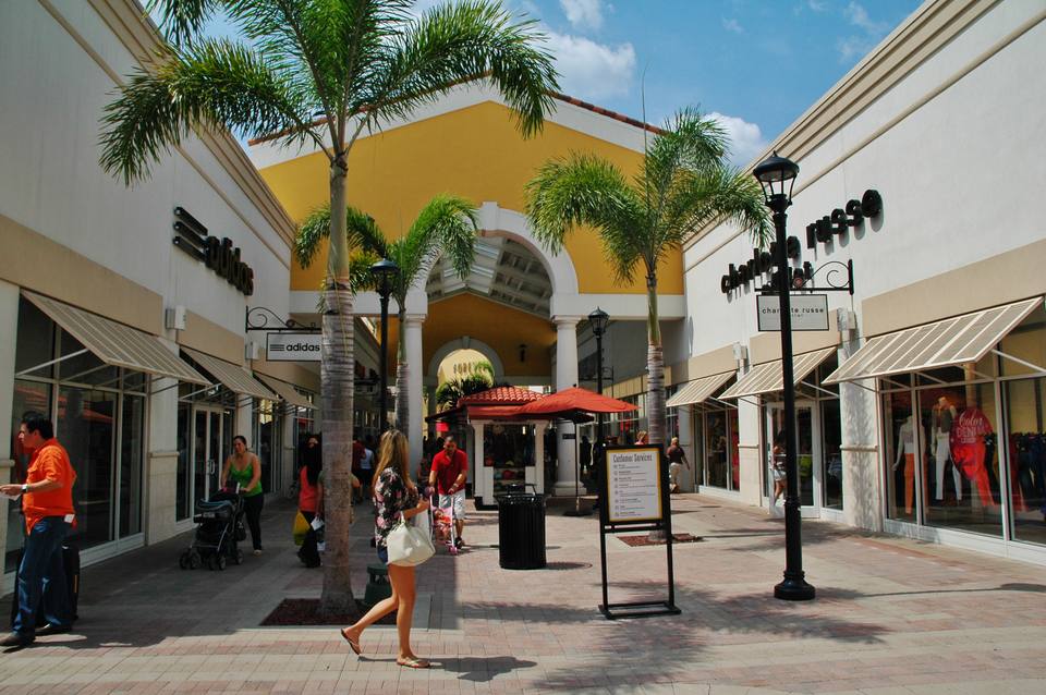 Orlando International Premium Outlets — travel photo of Vineland Avenue Outlets