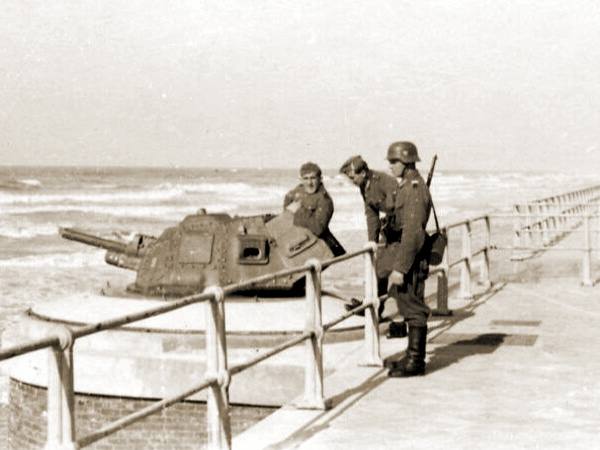 APX2 B turret on the Belgian coast (2) — travel photo of The Belgian Coast, Belgium