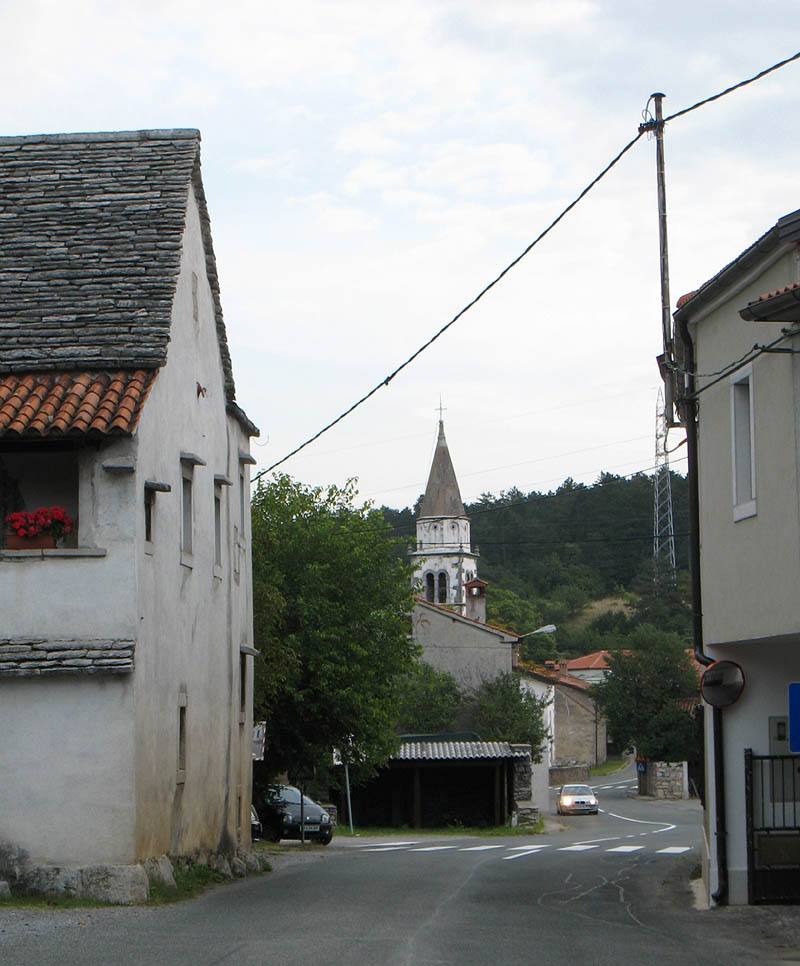 3344divacaMainStreetAndChurch — travel photo of Divača