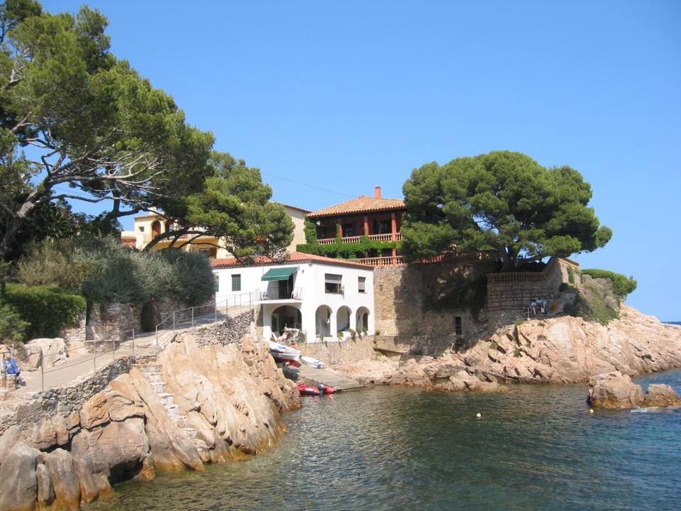 Shoreline view of Fornells, Catalonia — travel photo of Fornells