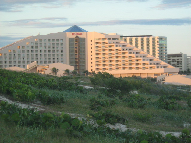 Vista del Hotel Hilton desde el Mirador de Playa Delfines, Cancún. — travel photo of Playa Delfines, Cancún