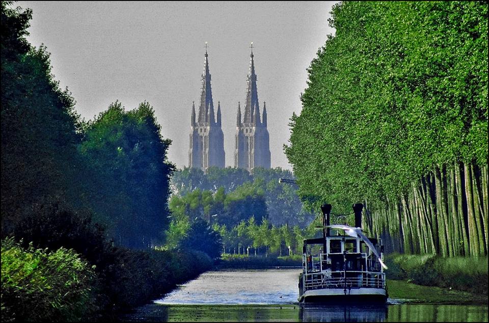 View from Damme on the two towers of the "Onze-Lieve-Vrouwekerk" in Bruges. — travel photo of Damme, Bruges