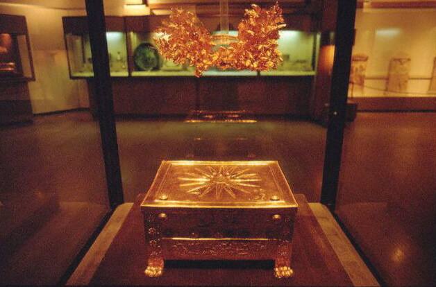 Golden larnax and wreath of Philip II of Macedon at the Vergina museum — travel photo of Vergina, Thessaloniki