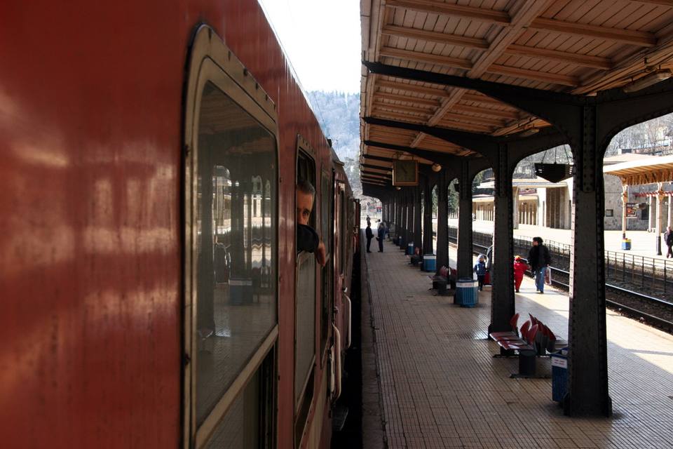 Train en gare de Sinaia (direction Brasov) — travel photo of Sinaia, Brașov