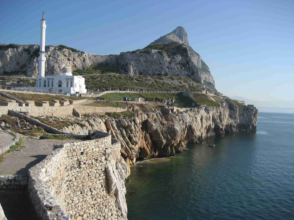 Ibrahim-al-Ibrahim Mosque and sea, Gibraltar — travel photo of Ibrahim-al-Ibrahim Mosque, Europa Point