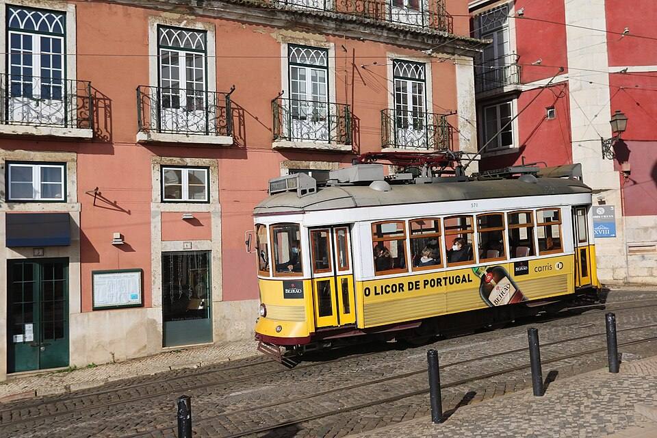 Lissabon - Alfama - Largo de Santa Luzia - Streetcar - 2 — travel photo of Alfama, Lisbon