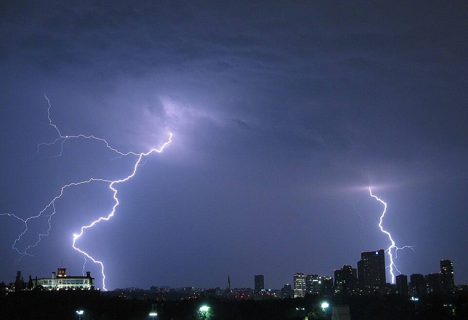 Tormenta Eléctrica Tras El Castillo De Chapultepec Y Polanco ( ) — travel photo of Polanco & Chapultepec, Mexico City