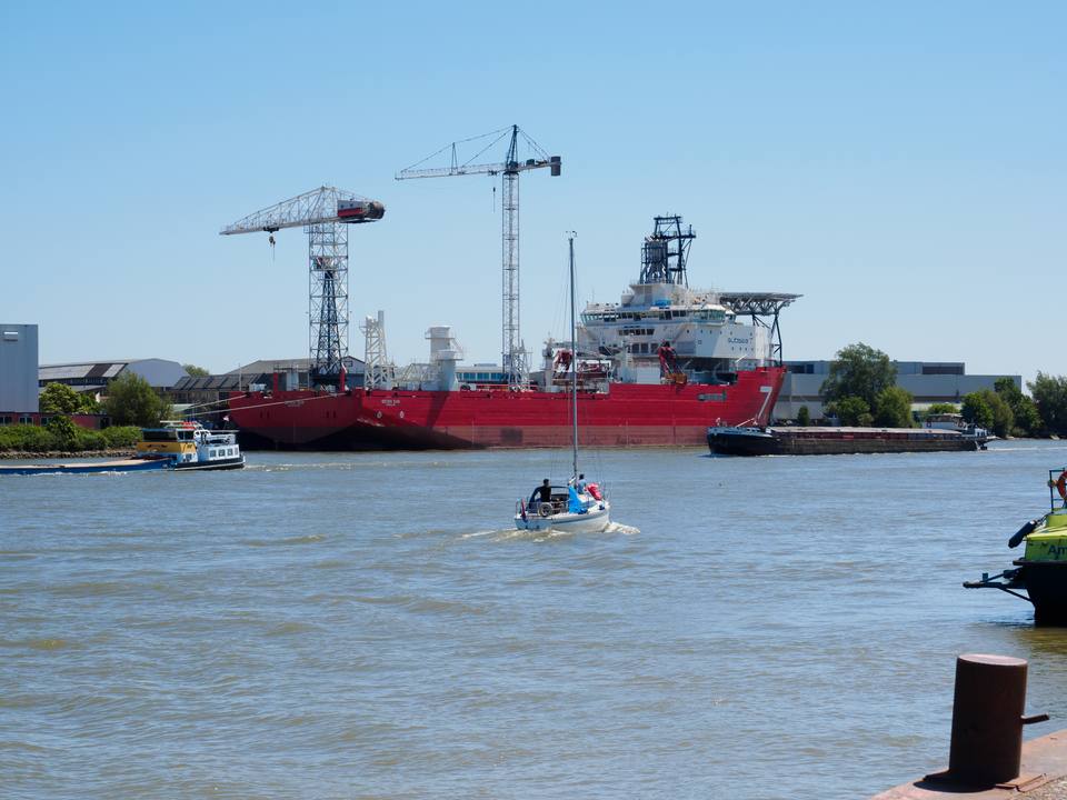 Pipelay vessel Seven Sun - Koninklijke IHC - Kinderdijk ( ) — travel photo of Kinderdijk, Rotterdam