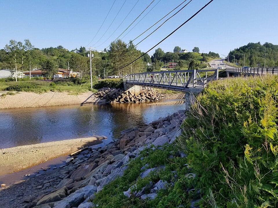 Les Escoumins- -Pont piétonnier voisin du pont de la route au village — travel photo of Les Escoumins