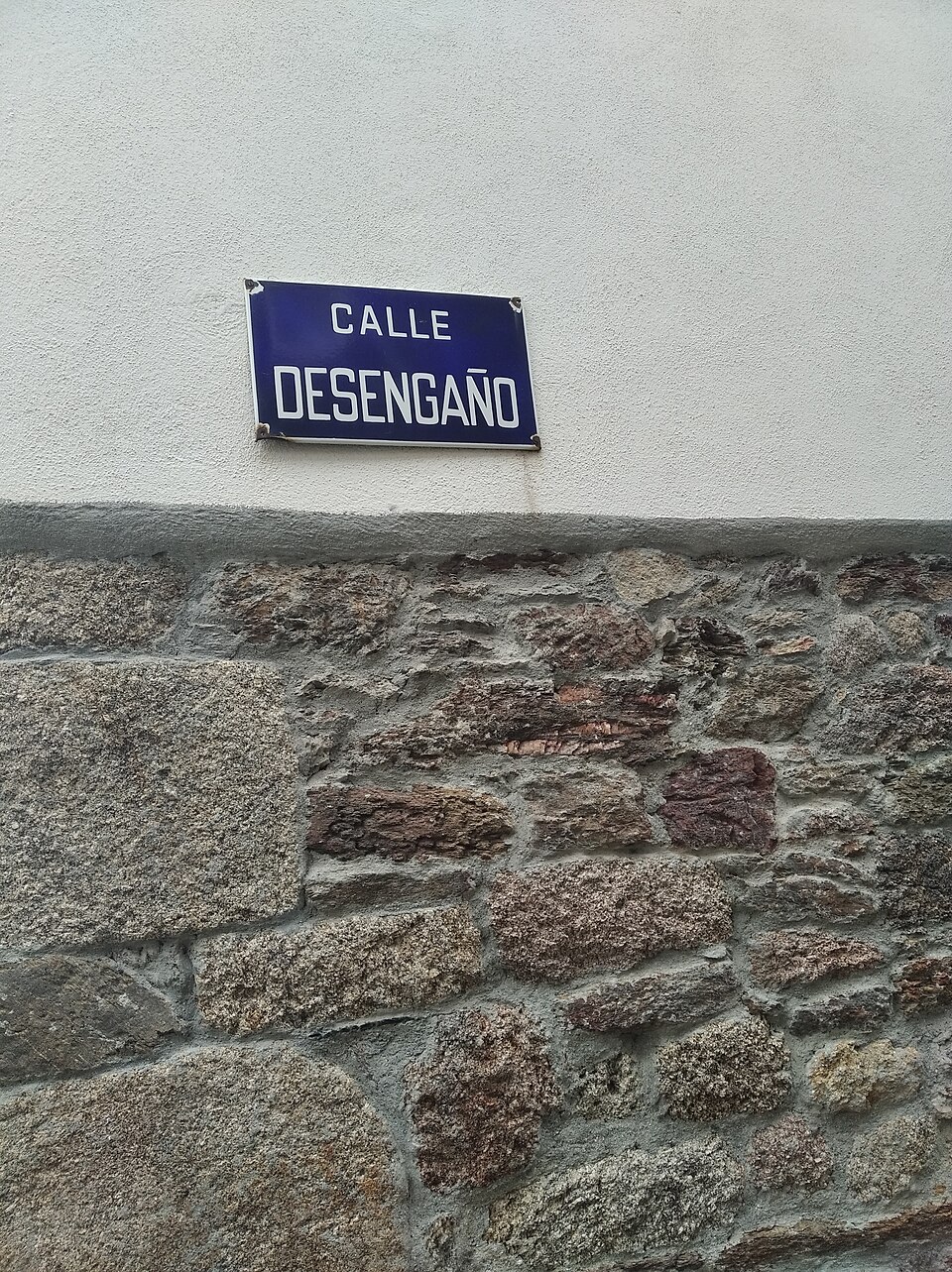 Placa de la calle Desengaño de Castro-Caldelas (Orense) — travel photo of Castro Caldelas, Ourense