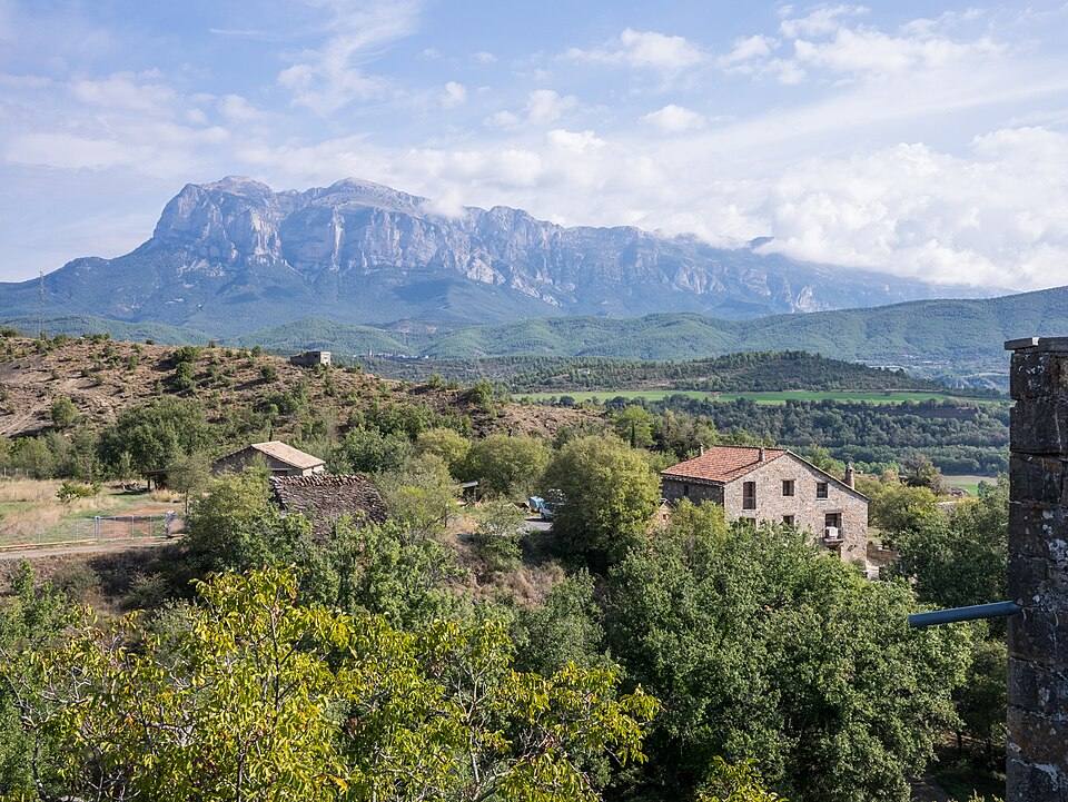 Aínsa - Castillo - Vista hacia Peña Montañesa — travel photo of Aínsa, Aragón
