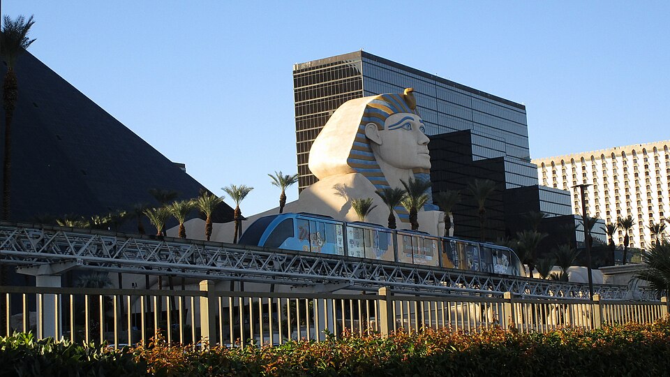 Nevada - Las Vegas Monorail " Mandalay Bay Tram" leaves LUXOR station ( ) — travel photo of Mandalay Bay & Luxor, The Strip