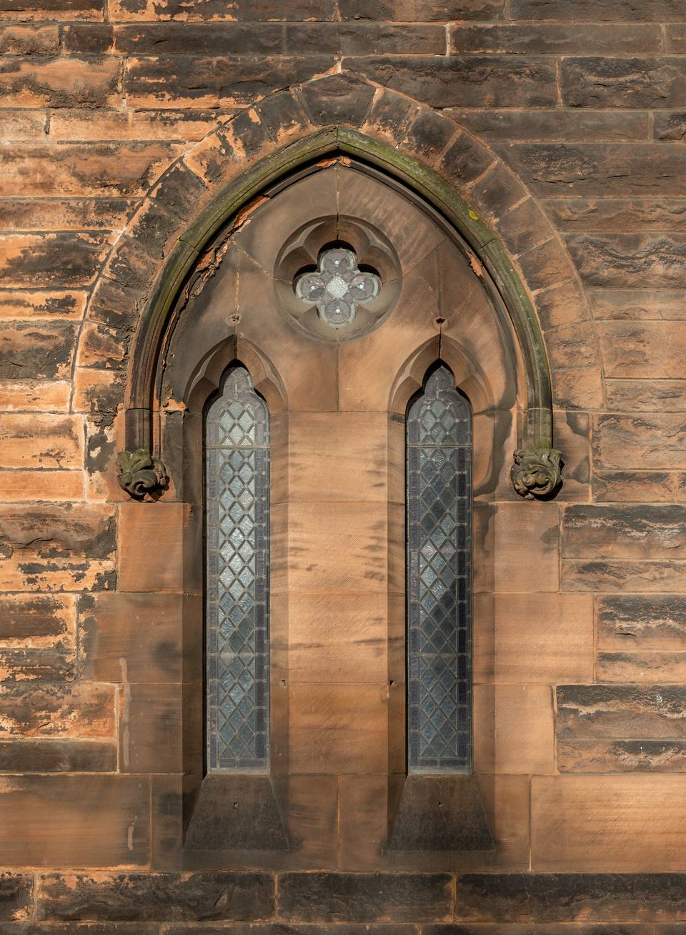 Windows of St Columba Church of Scotland, Glasgow, Scotland — travel photo of Glasgow