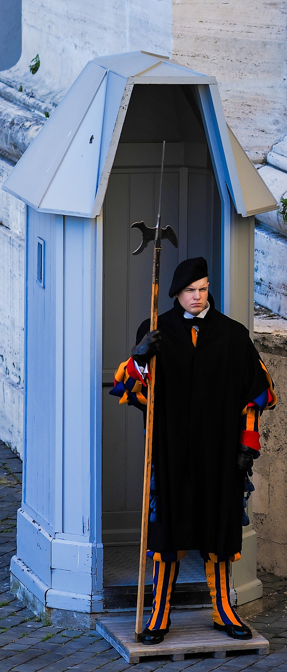 Swiss Guard at St Peters Square in the Vatican ( ) — travel photo of Swiss Guard post, St Peter's Square