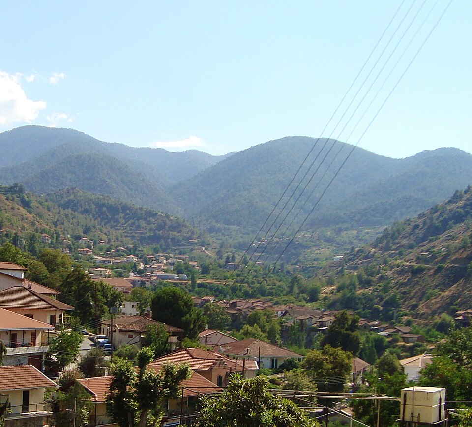 View of Kakopetria village and Troodos Mountains in the background Republic of Cyprus — travel photo of Kakopetria, Troodos Mountains