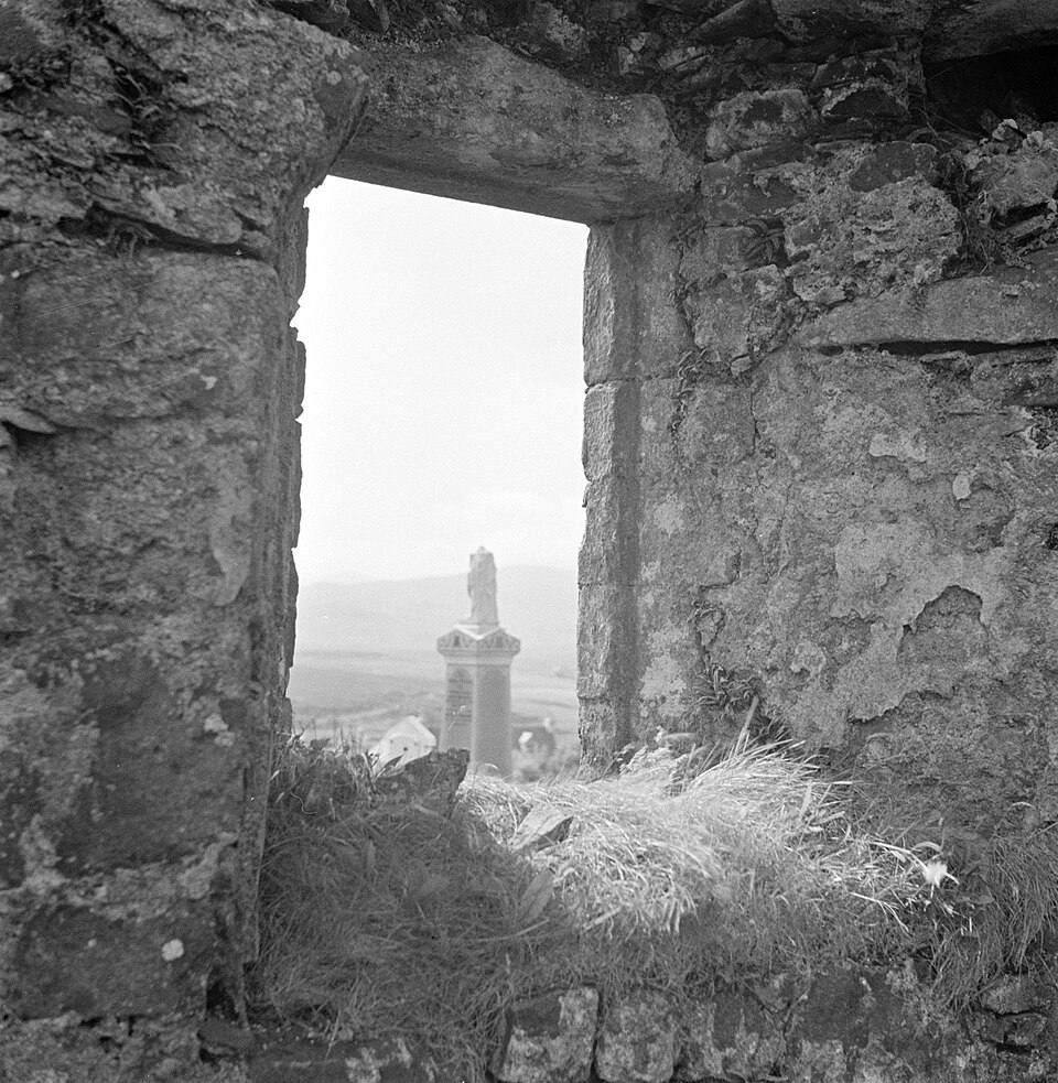 Torentje gezien door een opening in de kasteelmuur van Dunvegan Castle, een veer, Bestanddeelnr — travel photo of Dunvegan, The Highlands and Isle of Skye