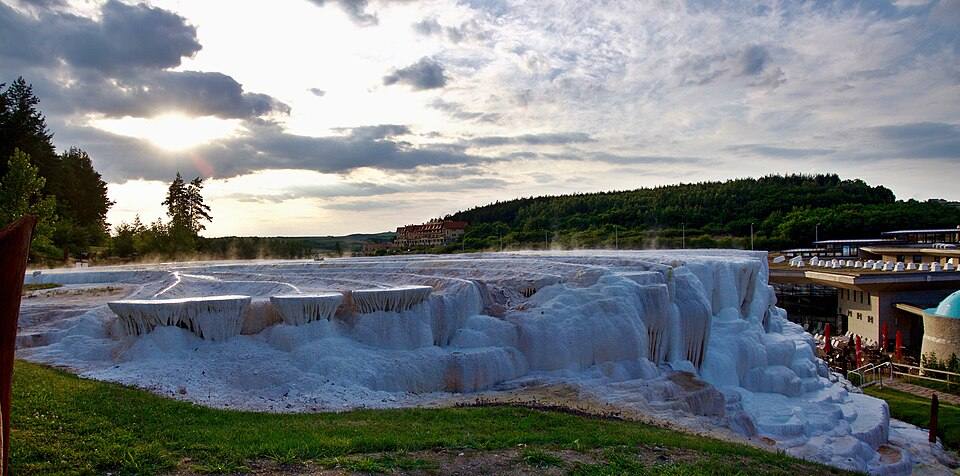 Egerszalók forrásmészkõ-kúp (Travertine cone) — travel photo of Egerszalók, Eger
