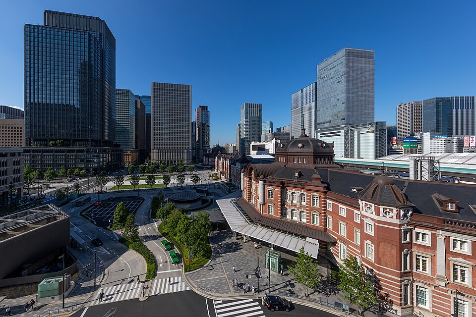 Marunouchi Central Plaza with blue sky, Tokyo station and Shin-Marunouchi Building, panoramic view from JP Tower, Tokyo, Japan — travel photo of Tokyo, Japón