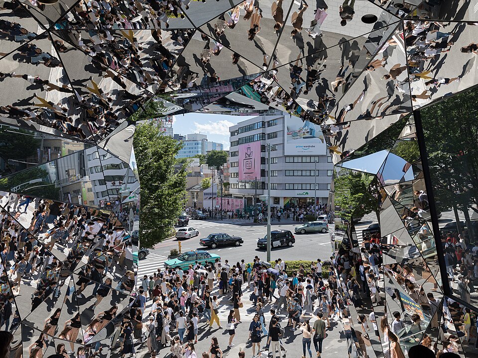 Street crowd reflecting in the polyhedral mirrors of the station Tokyu Plaza Omotesando, Harajuku, Tokyo, Japan — travel photo of Tokyo, Japan