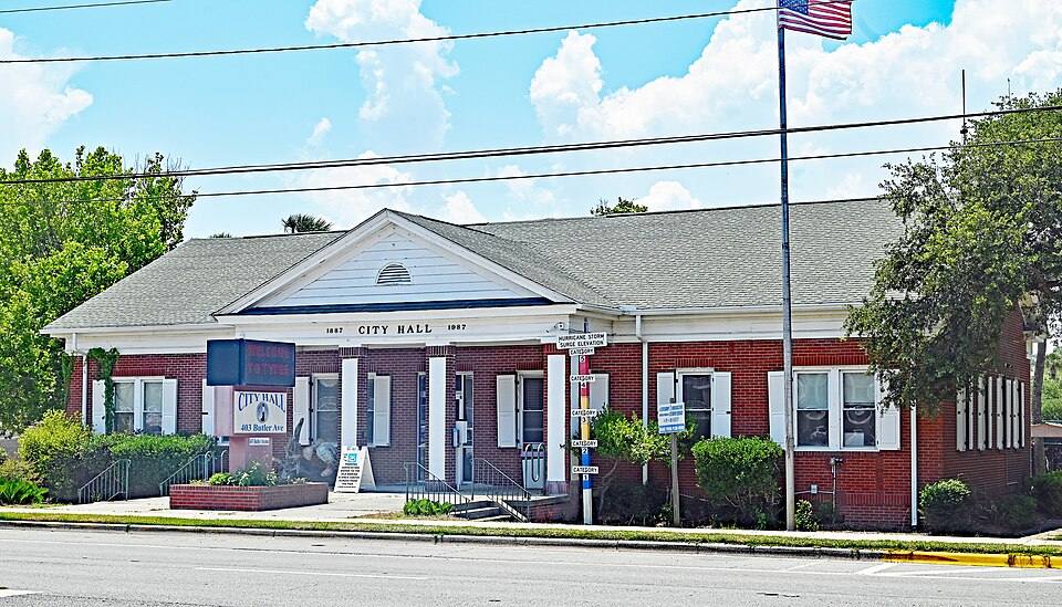 Savannah Beach Town Hall, Tybee Island, Georgia, City Hall — travel photo of Tybee Island, Savannah