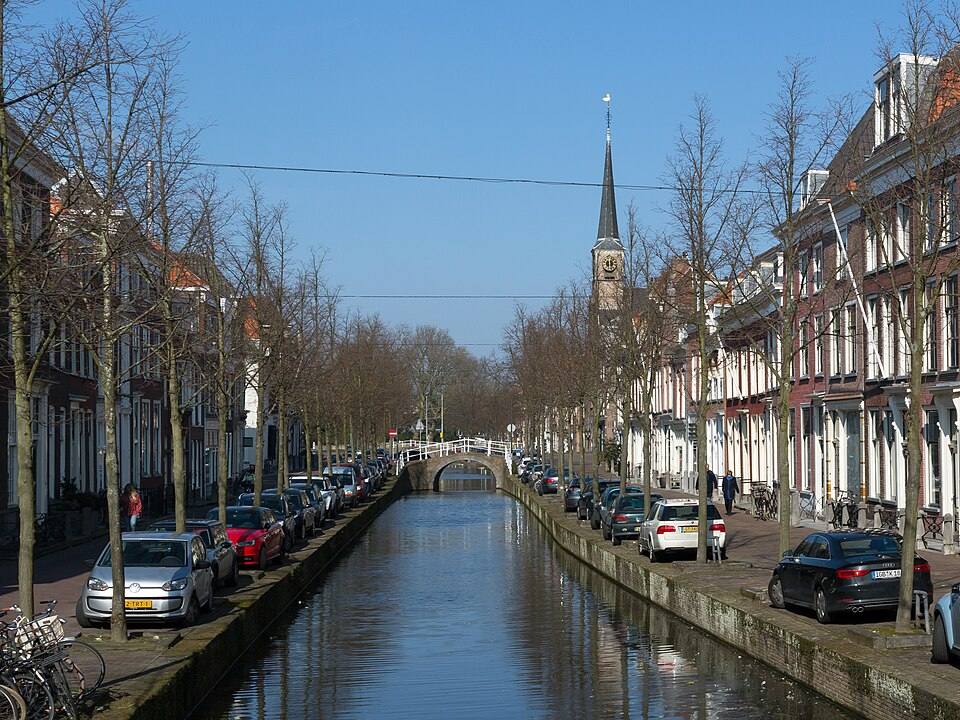 Delft, straatzicht de Oude Delft vanaf de Bagijnhofbrug foto6 — travel photo of Oude Delft, Delft
