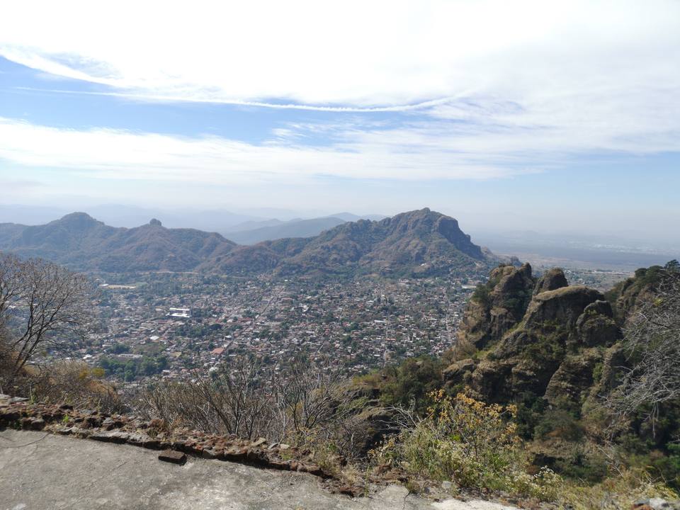 Vista de la ciudad de Tepoztlán desde la pirámide del Tepozteco — travel photo of Tepoztlán