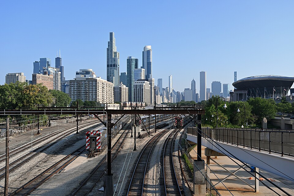 View of the Metra Electric District rail yard and downtown Chicago from the 18th Street station pedestrian bridge, Chicago — travel photo of Chicago