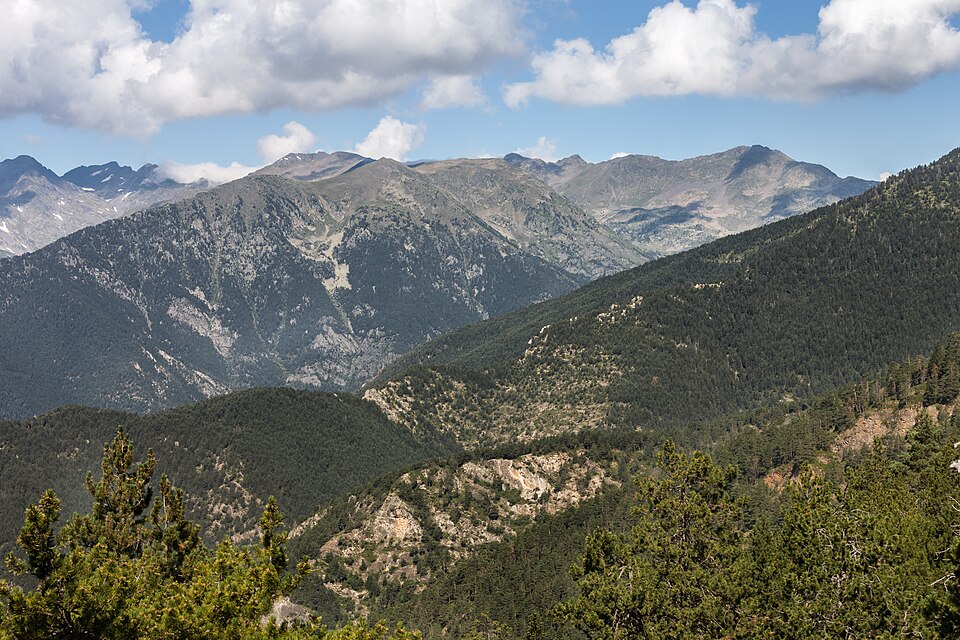 Vista subindo a Coll de Ordino. Andorra — travel photo of Ordino, Andorra