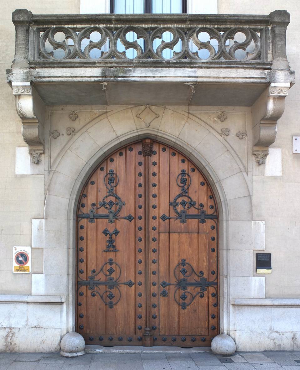 Figueres Casa Cusí portal — travel photo of Figueres, Catalonia