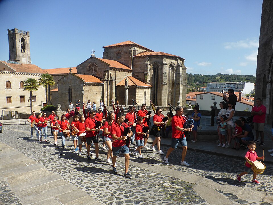 Ciudad de Betanzos. Gaiteros delante de la iglesia de San Francisco. Provincia de La Coruña, Galicia, España — travel photo of Betanzos, A Coruña