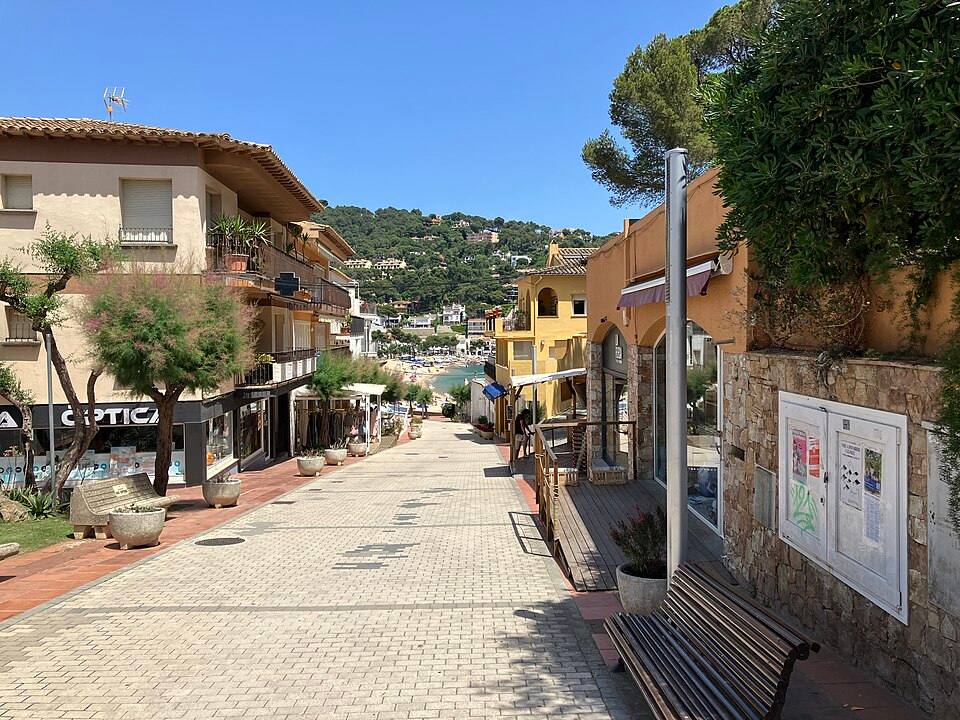Street towards the beach, Llafranc, Palafrugell, Catalonia, Spain, June — travel photo of Palafrugell, Catalonia