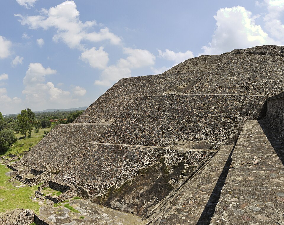 Wiki Loves Pyramids - Teotihuacan - Pyramid of the Moon - 4 — travel photo of Pyramid of the Moon, Teotihuacán