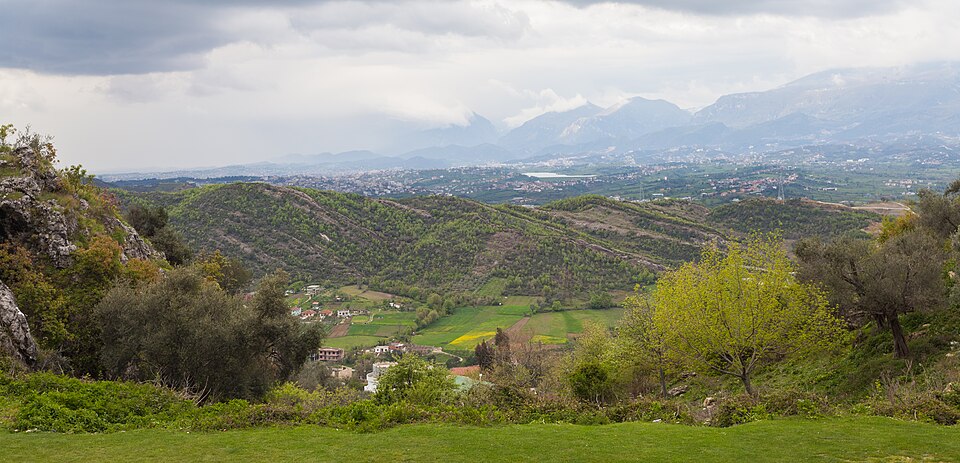 Vista de Petrela, Albania — travel photo of Albania