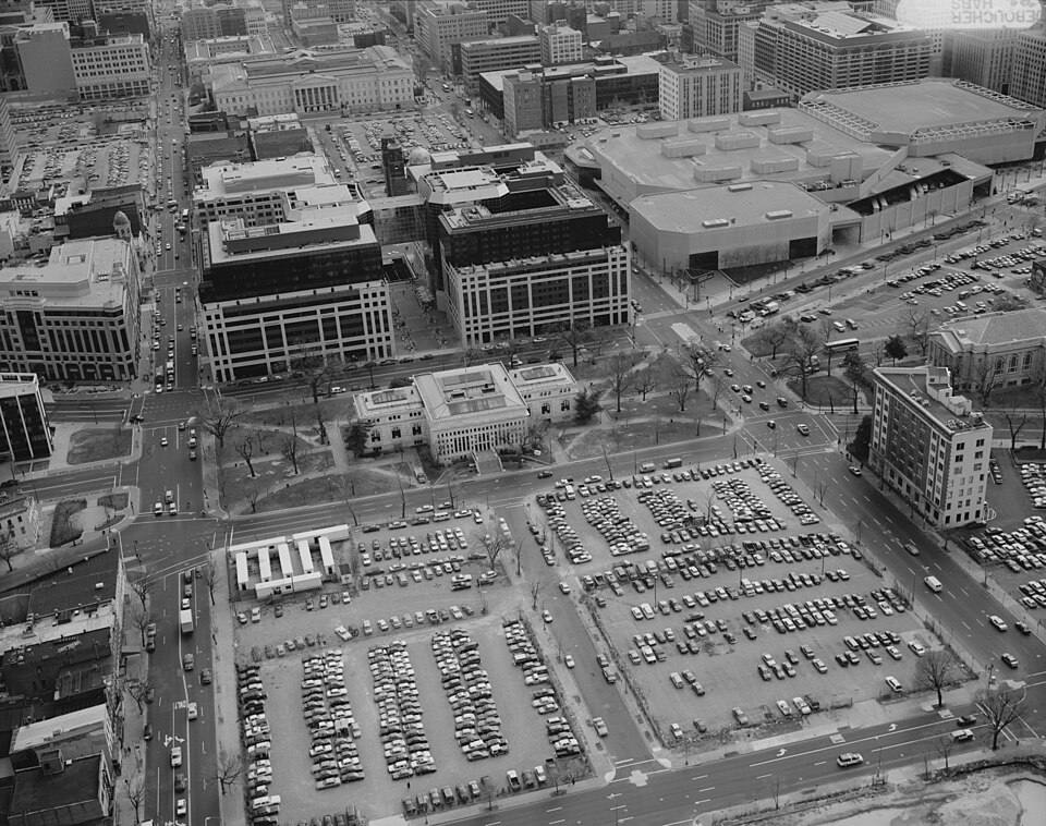 Aerial view of Mount Vernon Square — travel photo of Mount Vernon, Washington DC