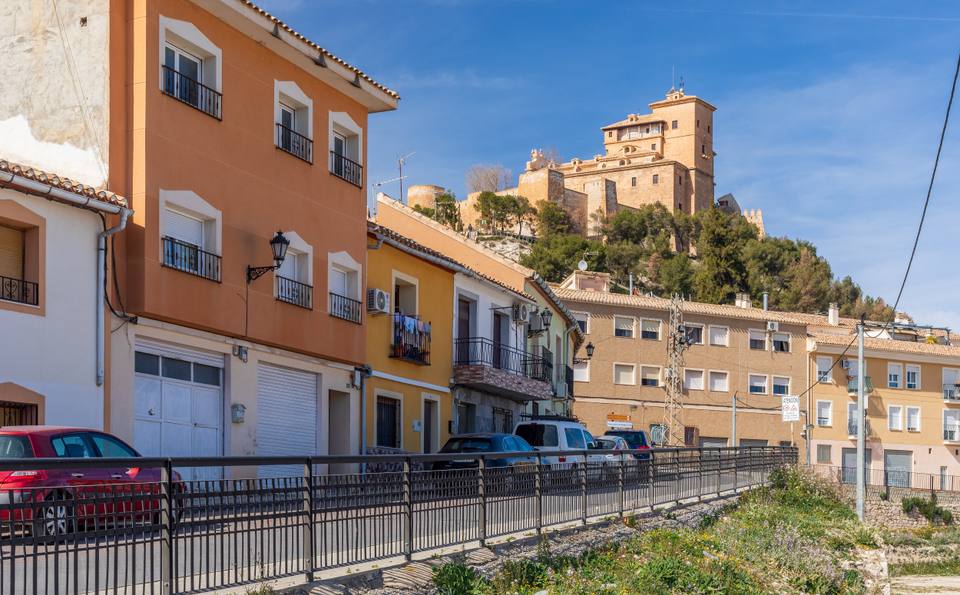 Castillo de Caravaca de la Cruz from Calle Puentecilla in Caravaca de la Cruz, Noroeste, Murcia, Spain, February — travel photo of Caravaca de la Cruz, Murcia
