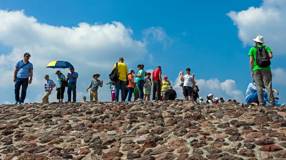Wide view of tourists at top of Pyramid of the Sun, Teotihuacan — travel photo of Pyramid of the Sun, Teotihuacán