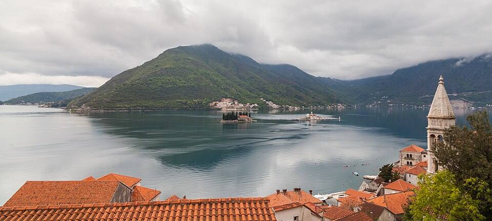 Vista de la Bahía de Kotor desde Perast, Montenegro — travel photo of Montenegro