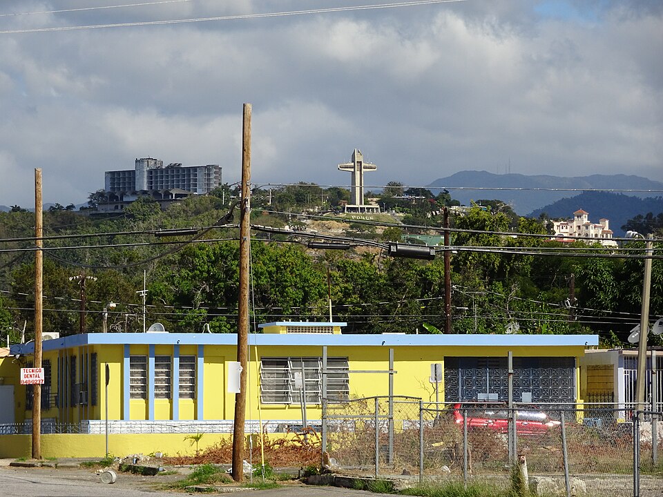 Cerro del Vigia, desde Ave. Las Americas y Calle Virgilio Biaggi, Bo. Canas Urbano, Ponce — travel photo of Cerro del Vigía