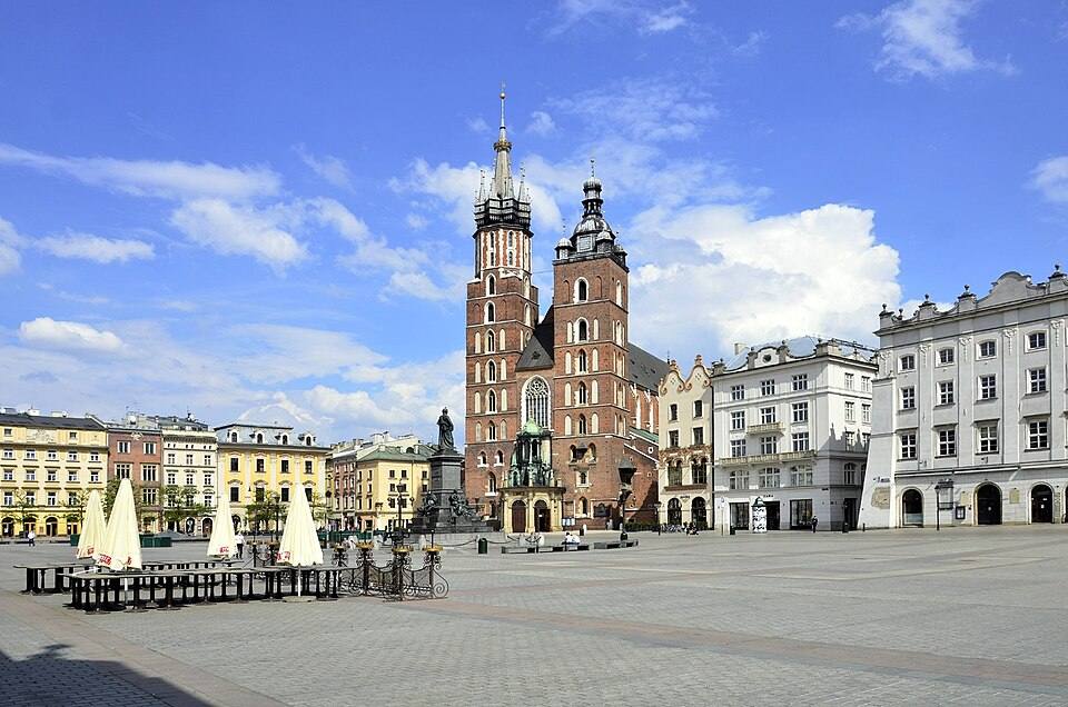 Empty Old Town Market Square in Kraków during the COVID- pandemic in Poland, April — travel photo of Kraków