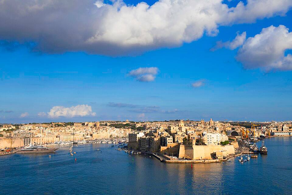 Panoramic view of Three cities with fort St Angelo in the background — travel photo of Fort St Angelo, The Three Cities