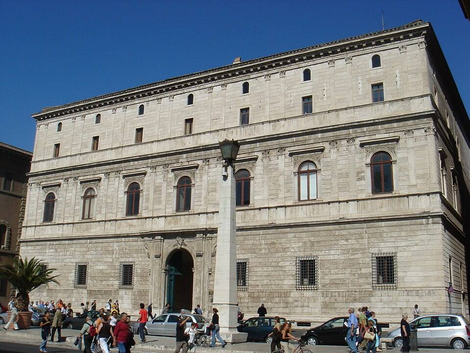 Borgo - palazzo Giraud Torlonia — travel photo of Palazzo Torlonia, Via della Conciliazione